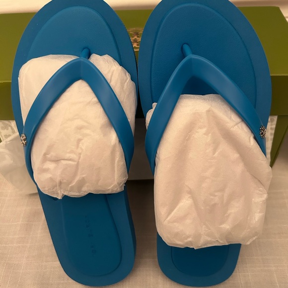 NEW in Box Tory Burch Cave Blue & Silver Kira Padded Flip Flops size 6 - Picture 2 of 4